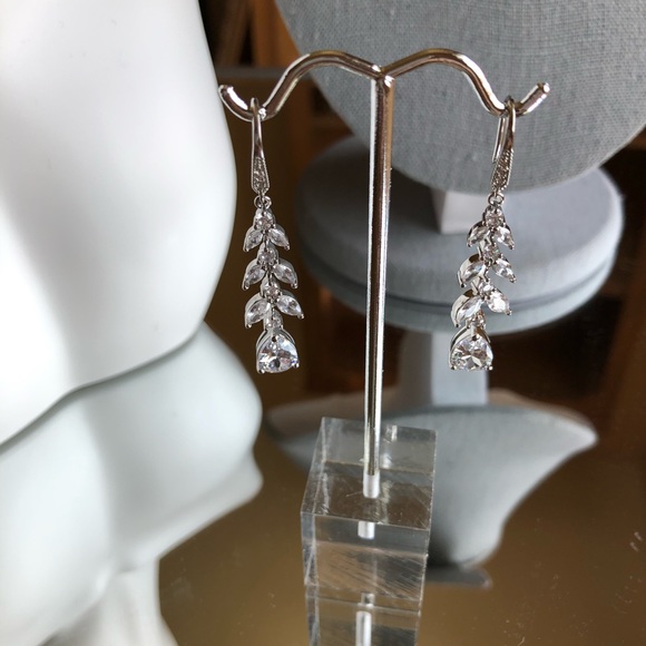 Leaf and Water Drop Shaped Dangle Earrings - Picture 3 of 4